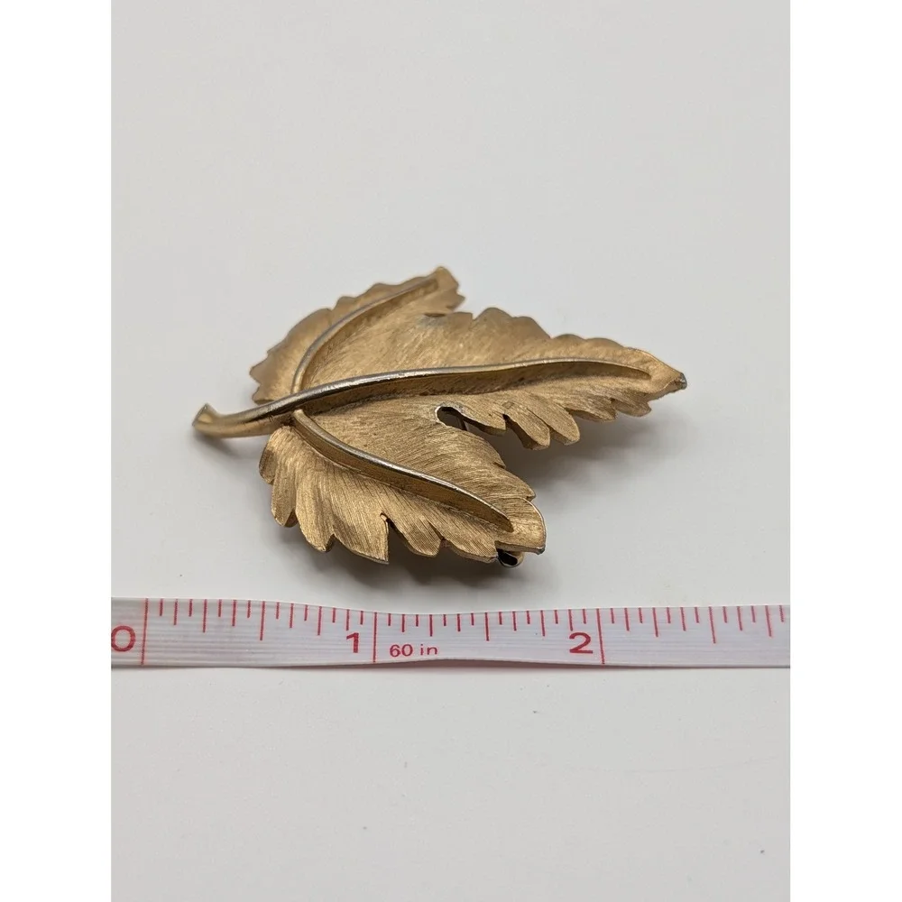 Trifari Signed Gold‎ Tone Brushed Maple Leaf Brooch Pin Textured Vintage 2